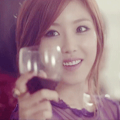 美女举杯喝酒表情图 Drinking Beer